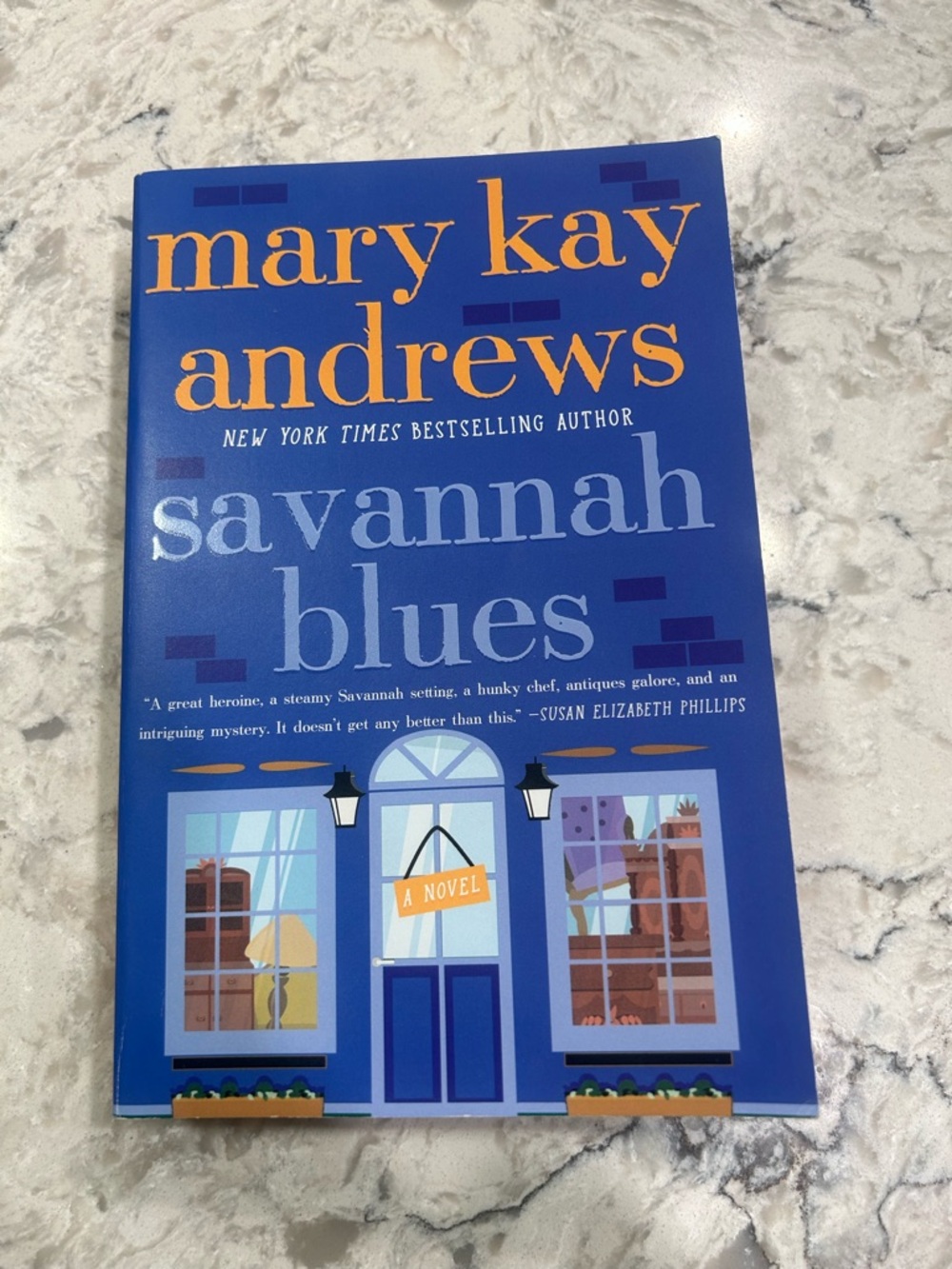 Mary Kay Andrews "Savannah Blues" - Blue Paperback Novel